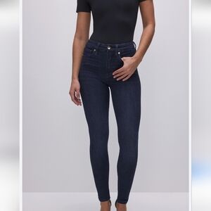 GOOD AMERICAN GOOD WAIST SKINNY CROPPED JEANS. PERFECT FIT AND VERSATILE STYLE.